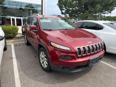 Used 2017 Jeep Cherokee Latitude w/ Safety/Convenience Group AWD/4WD image 3