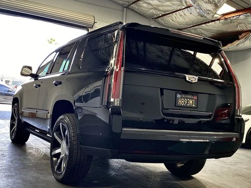 Used 2019 Cadillac Escalade Premium Luxury image 2