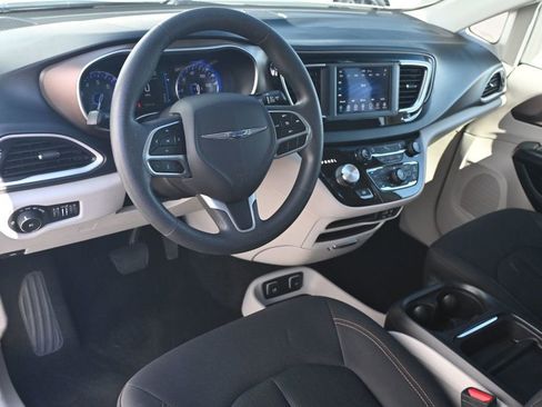 Used 2018 Chrysler Pacifica Touring Plus FWD image 8