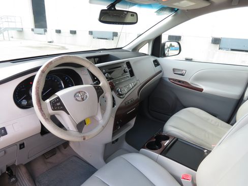 Used 2011 Toyota Sienna XLE FWD image 24