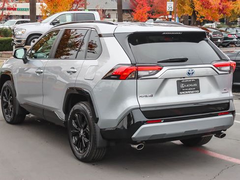 Used 2022 Toyota RAV4 SE image 2