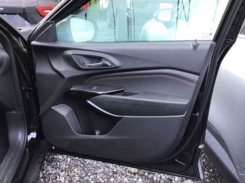 Used 2025 Chevrolet Trax RS w/ Sunroof Package FWD image 8
