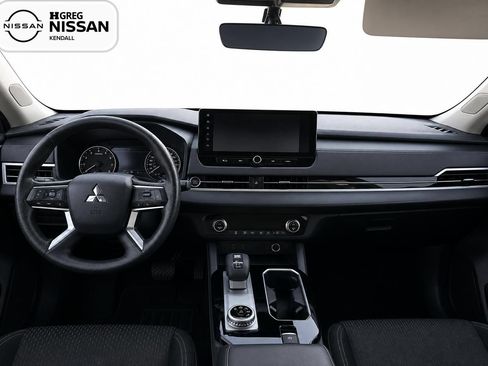 Used 2025 Mitsubishi Outlander ES FWD image 8