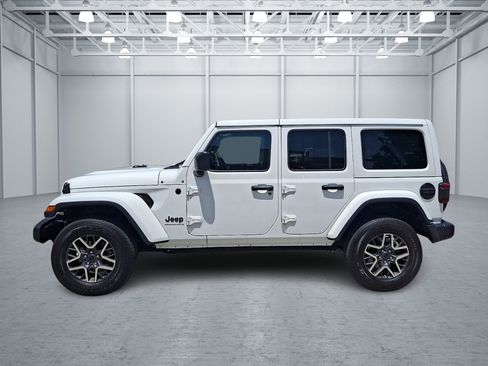 Used 2025 Jeep Wrangler Unlimited Sahara AWD/4WD image 2