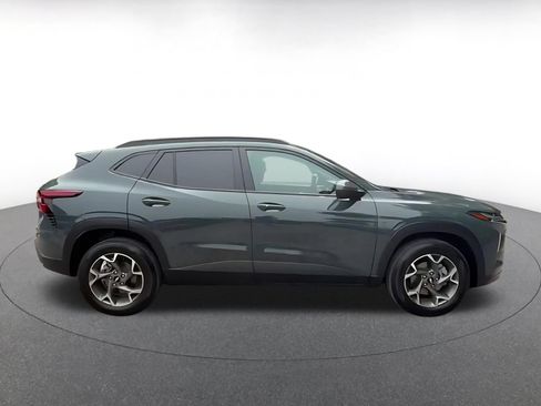 Used 2025 Chevrolet Trax LT w/ LT Convenience Package FWD image 9