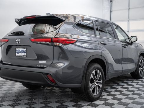 Used 2023 Toyota Highlander XLE AWD/4WD image 7