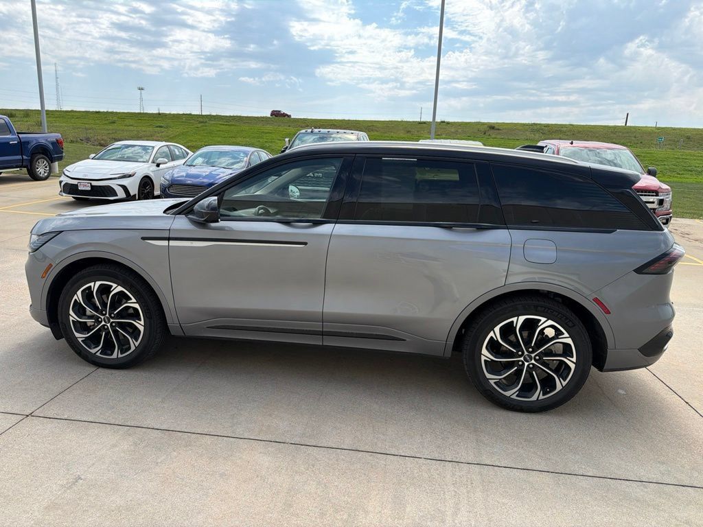 Used 2025 Lincoln Nautilus Reserve AWD/4WD image 8
