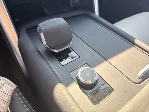 Used 2023 Land Rover Discovery Metropolitan Edition AWD/4WD image 33