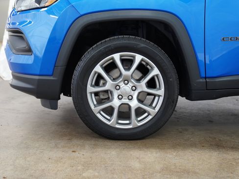 Used 2022 Jeep Compass Latitude w/ Sun and Sound Group AWD/4WD image 15