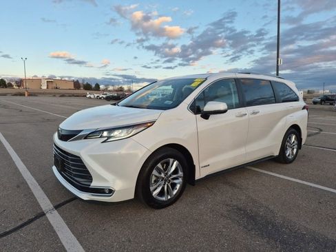 Used 2021 Toyota Sienna Limited image 1