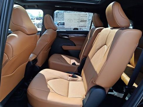 New 2026 Toyota Highlander Platinum AWD/4WD image 10