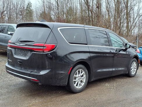 Used 2024 Chrysler Pacifica Touring-L FWD image 5