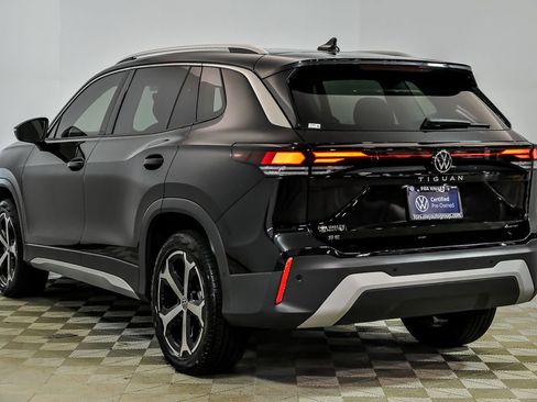 Certified 2025 Volkswagen Tiguan SE image 6