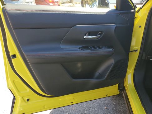 Certified 2025 Nissan Kicks SR image 17