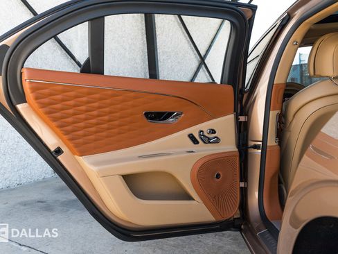 Used 2022 Bentley Flying Spur W12 image 31