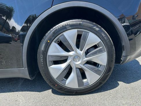 Used 2024 Tesla Model Y Long Range AWD/4WD image 55