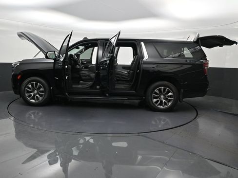 Used 2022 Chevrolet Suburban LT w/ Luxury Package RWD image 33