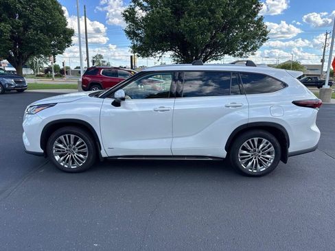 Certified 2026 Toyota Highlander Platinum AWD/4WD image 2