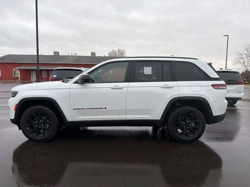 Certified 2025 Jeep Grand Cherokee Altitude image 3