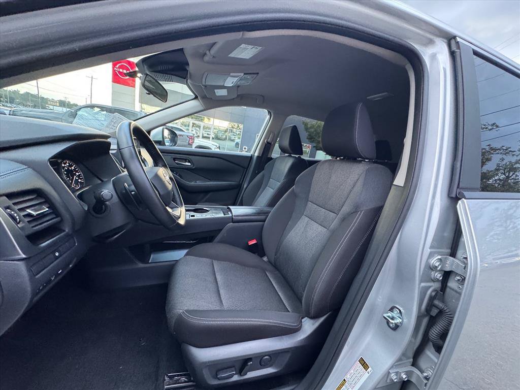 Certified 2025 Nissan Rogue SV FWD image 17