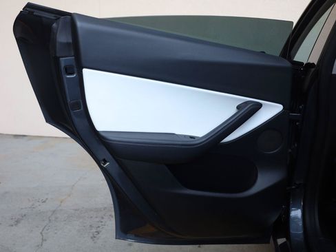 Used 2022 Tesla Model Y Performance AWD/4WD image 17