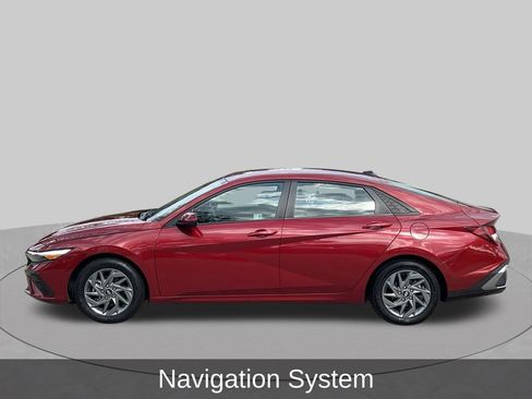 Used 2024 Hyundai Elantra SEL FWD image 2