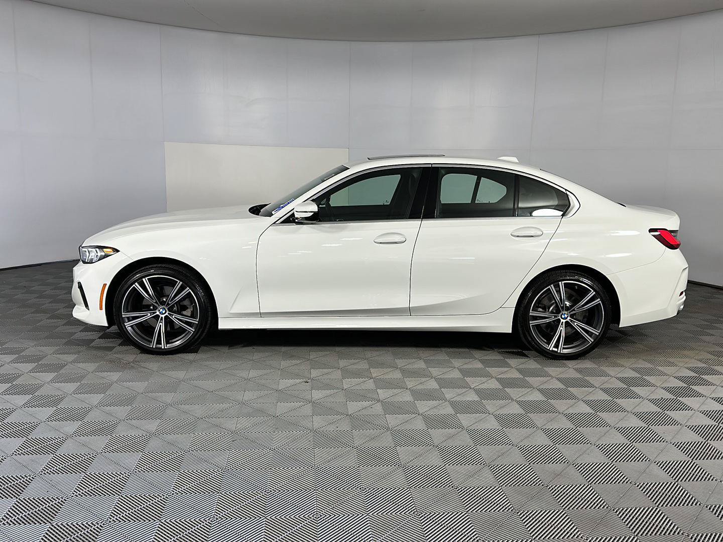 Used 2024 BMW 330i xDrive Sedan w/ Convenience Package AWD/4WD image 6