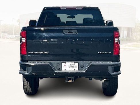 Used 2022 Chevrolet Silverado 2500 Custom w/ Custom Value Package image 5