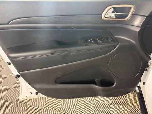 Used 2017 Jeep Grand Cherokee Laredo AWD/4WD image 11