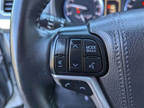 Used 2018 Toyota Highlander XLE AWD/4WD image 16