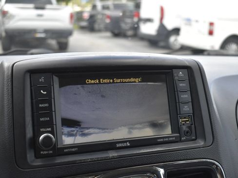 Used 2014 Chrysler Town & Country Touring-L FWD image 18