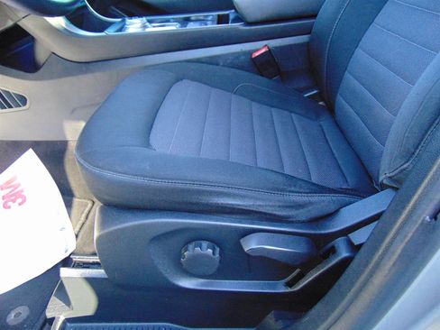 Used 2021 Ford Edge SE image 17