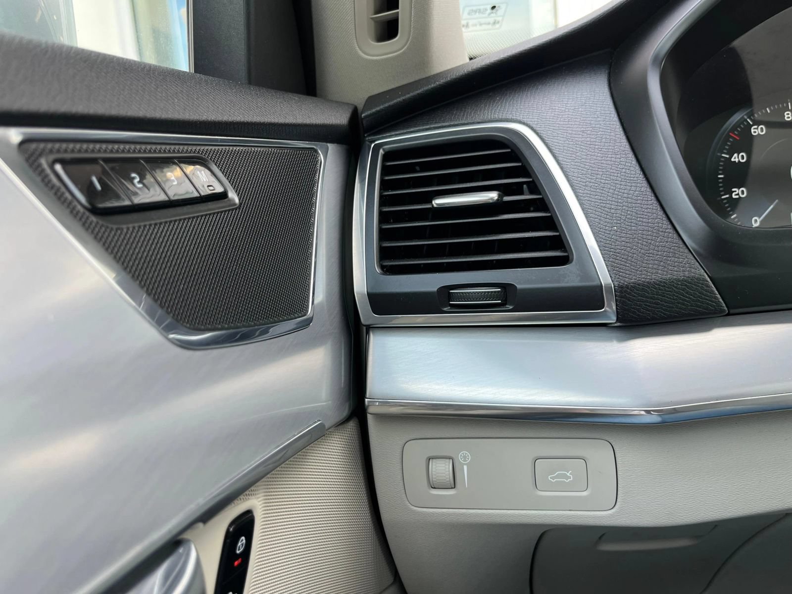 Used 2016 Volvo XC90 T6 Momentum AWD/4WD image 18
