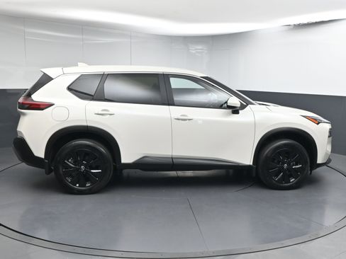 Certified 2023 Nissan Rogue SV image 9