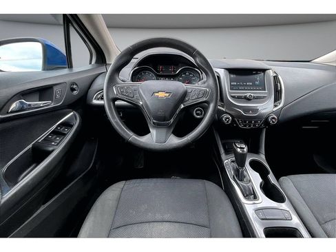 Used 2018 Chevrolet Cruze LT w/ Convenience Package FWD image 8