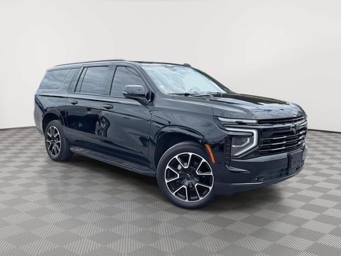 Used 2025 Chevrolet Suburban RST w/ Comfort Package AWD/4WD image 3