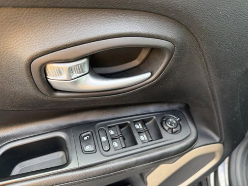 Used 2016 Jeep Renegade Limited image 13