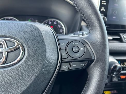 Used 2022 Toyota RAV4 XLE Premium image 19