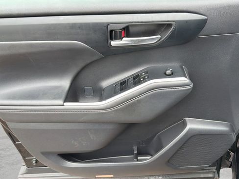 Used 2024 Toyota Highlander XLE AWD/4WD image 29