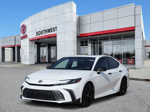 Used 2025 Toyota Camry SE w/ Convenience Package image 2