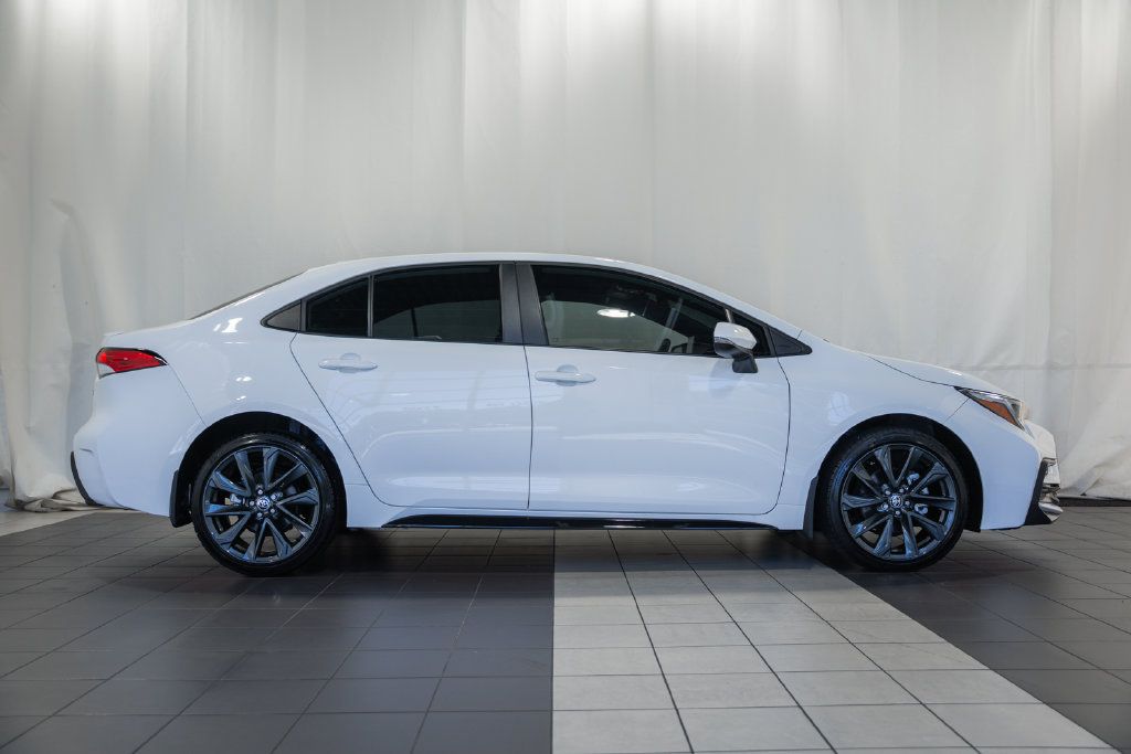 Used 2025 Toyota Corolla SE FWD image 3