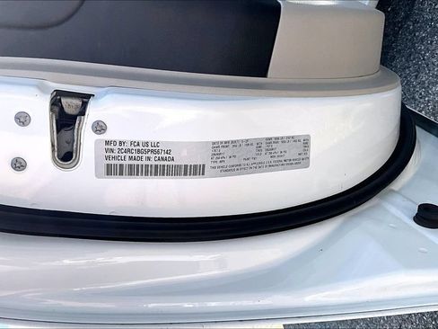 Used 2023 Chrysler Pacifica Touring-L FWD image 34