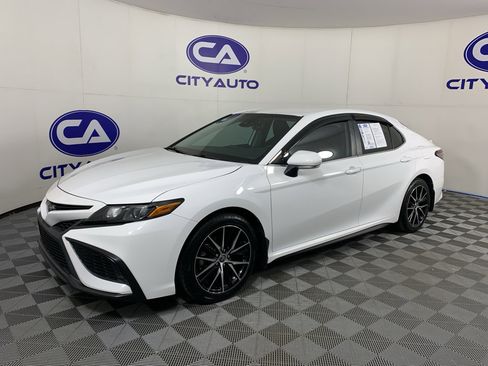 Used 2022 Toyota Camry SE w/ Convenience Package image 5