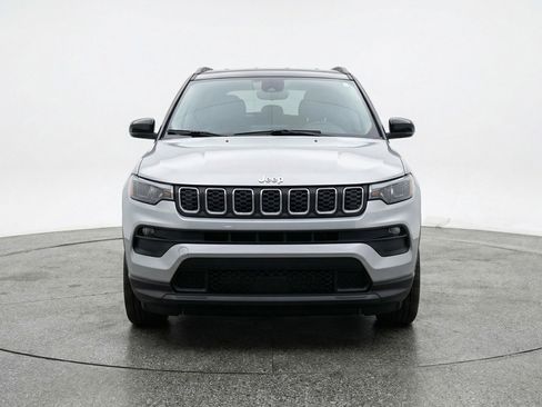 Used 2025 Jeep Compass Latitude image 2