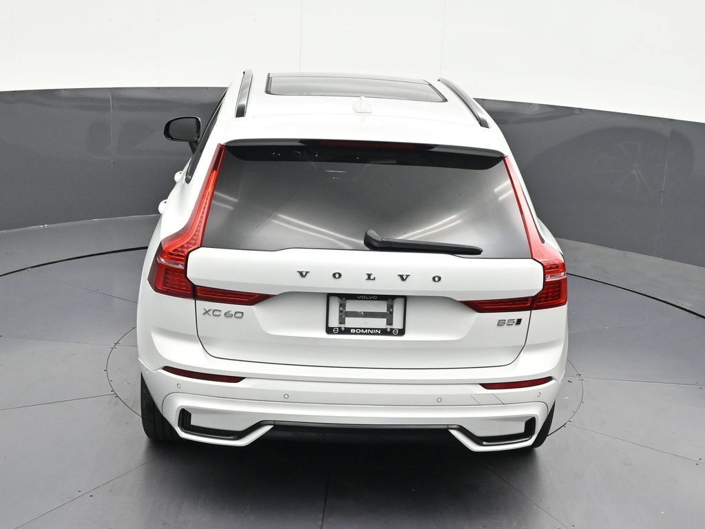 Certified 2024 Volvo XC60 B5 Plus w/ Climate Package AWD/4WD image 18