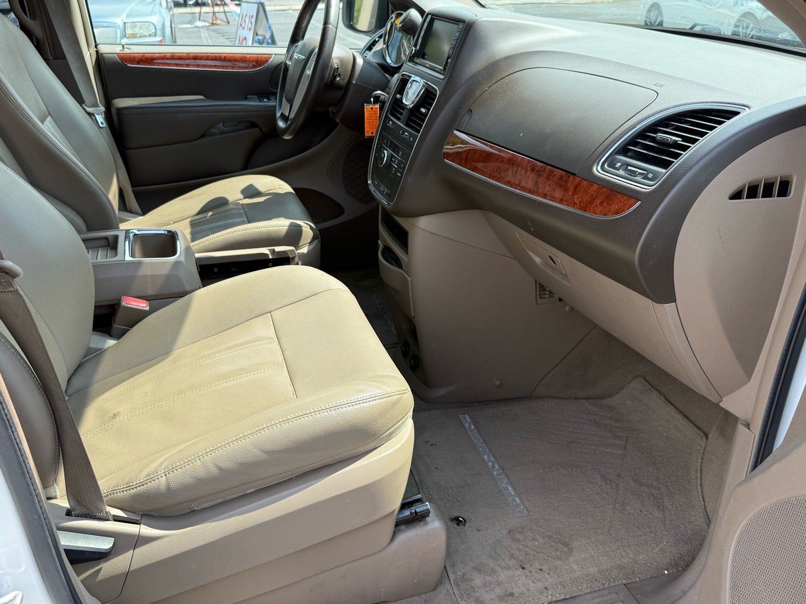 Used 2016 Chrysler Town & Country Touring FWD image 16