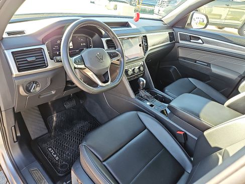 Certified 2022 Volkswagen Atlas Cross Sport SE image 11