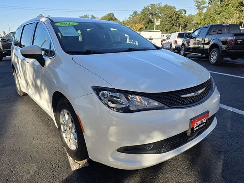 Used 2022 Chrysler Voyager LX image 9