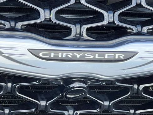 Used 2023 Chrysler Pacifica Limited FWD image 48