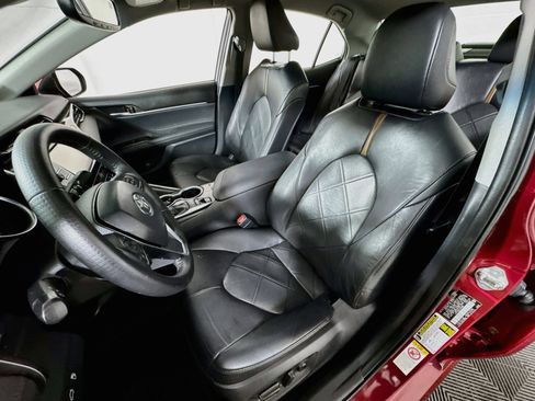 Used 2018 Toyota Camry XLE image 12